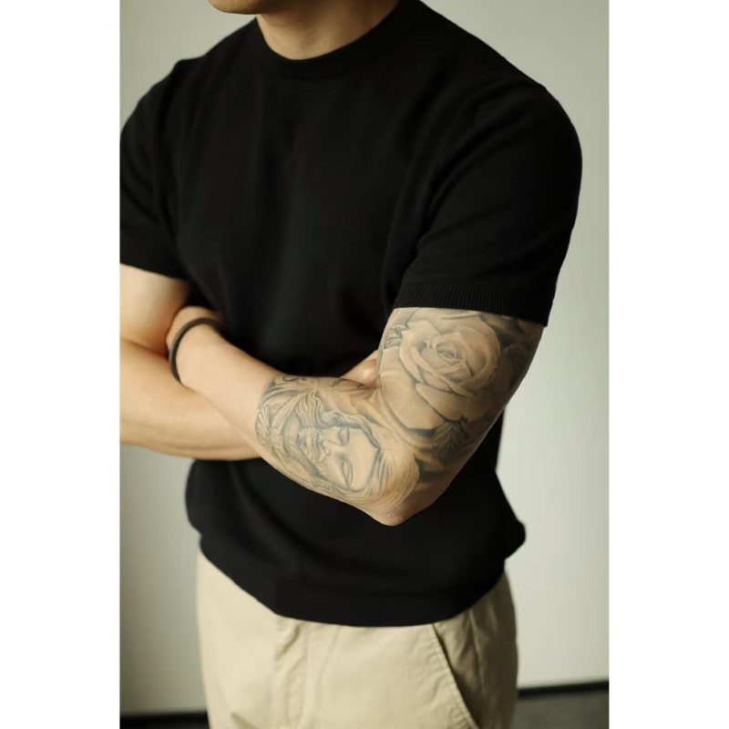 Férfiaknak szóló vékony szabású ice silk anyagú rövid ujjú kötött T‑shirt, egyszínű, kerek nyakkal