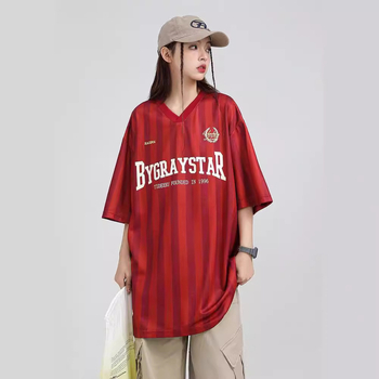Unisex majica s američkim retro vertikalnim prugama i tiskom riječima, kratki rukavi, opušteni kroj, sportsko ležerno