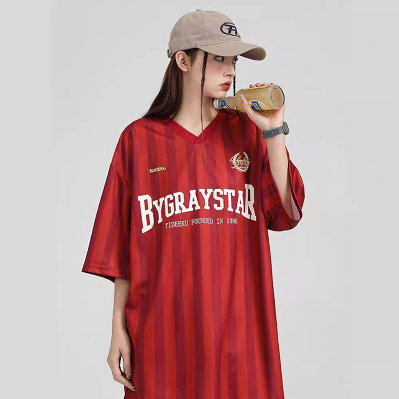 Unisex majica s američkim retro vertikalnim prugama i tiskom riječima, kratki rukavi, opušteni kroj, sportsko ležerno