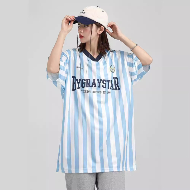 Unisex majica s američkim retro vertikalnim prugama i tiskom riječima, kratki rukavi, opušteni kroj, sportsko ležerno