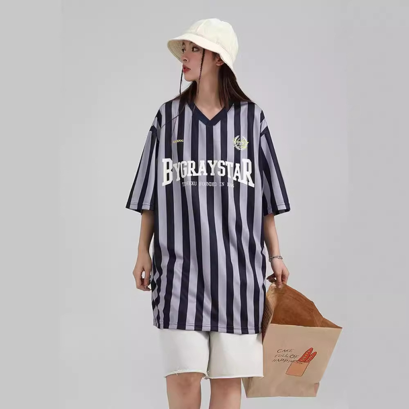 Unisex majica s američkim retro vertikalnim prugama i tiskom riječima, kratki rukavi, opušteni kroj, sportsko ležerno