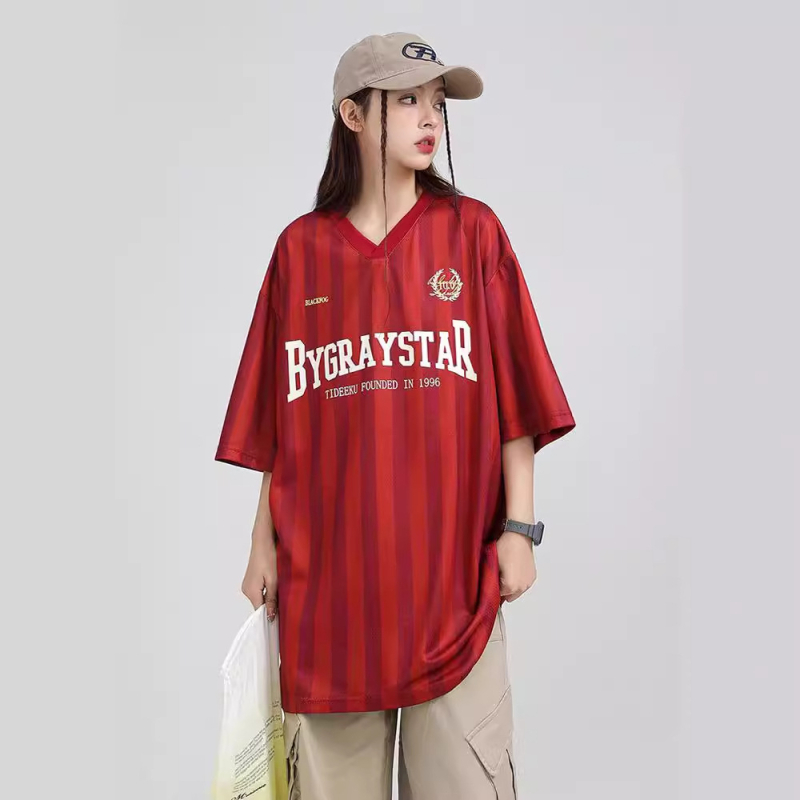 Unisex majica s američkim retro vertikalnim prugama i tiskom riječima, kratki rukavi, opušteni kroj, sportsko ležerno