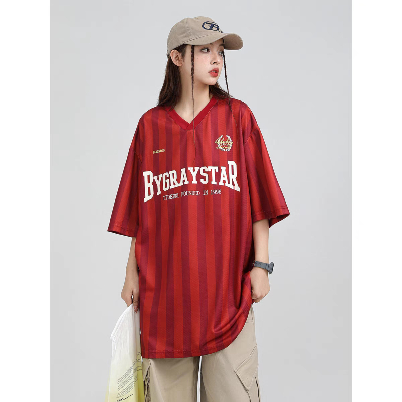 Unisex majica s američkim retro vertikalnim prugama i tiskom riječima, kratki rukavi, opušteni kroj, sportsko ležerno