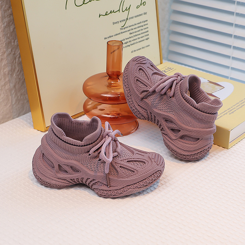 Dječje tenisice s mrežastim gornjim dijelom, prozračan dizajn, debeli đon, casual dad shoes stil, jesen 2025