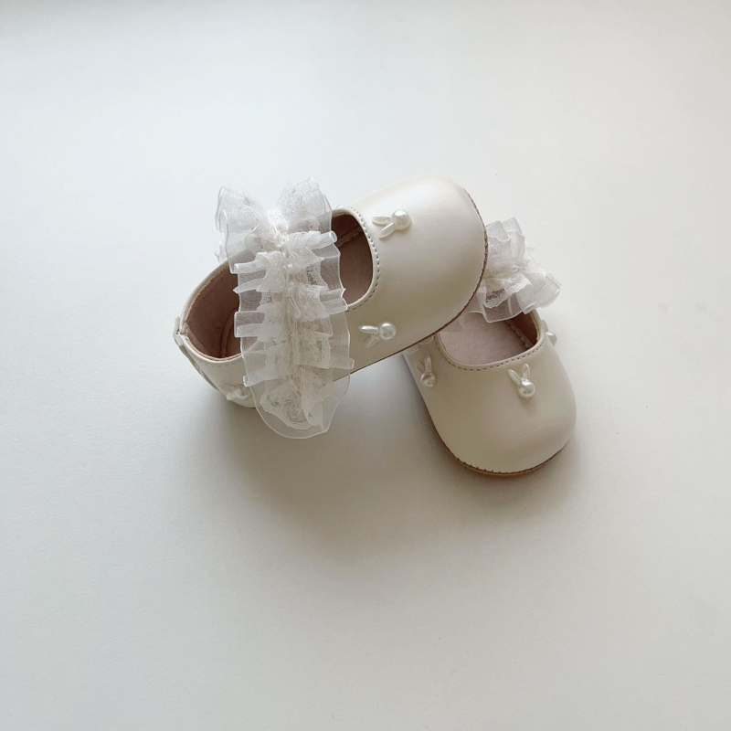 Csipkés díszítésű egyszínű bőrcipő lányoknak, T-strap, puha talppal