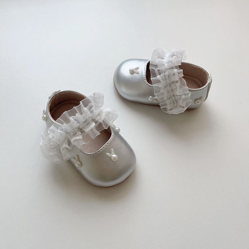 Csipkés díszítésű egyszínű bőrcipő lányoknak, T-strap, puha talppal
