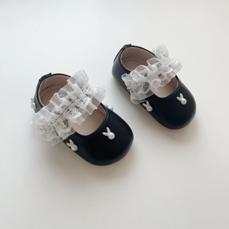 Csipkés díszítésű egyszínű bőrcipő lányoknak, T-strap, puha talppal