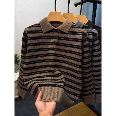 Férfi polo pulóver gallérral, kötött, retro csíkok Old Money stílusban, brit üzleti megjelenés téli szezonra.