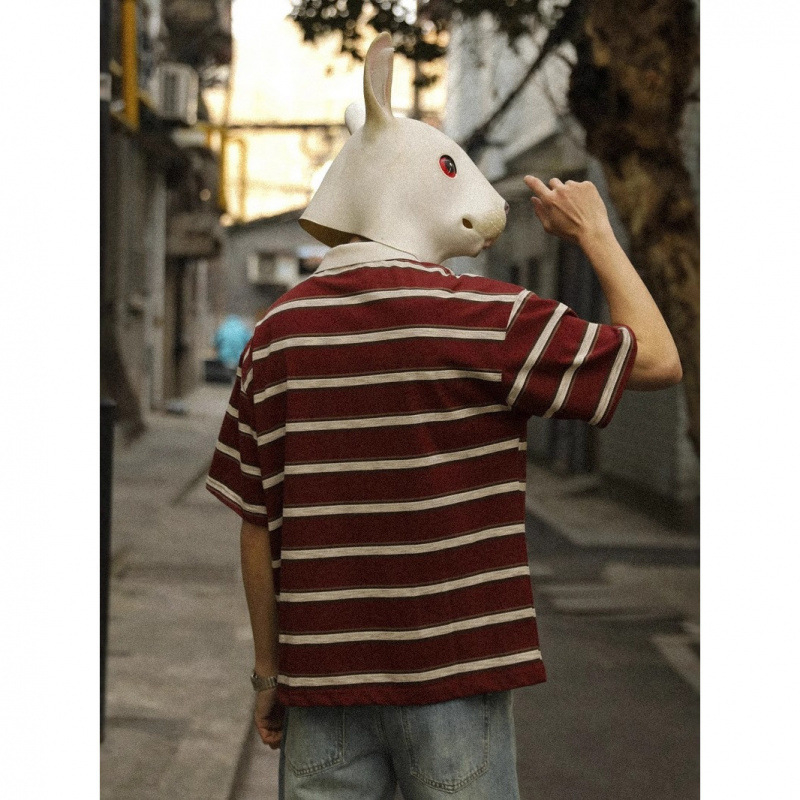 Férfi nyári polo, csíkos mintázat, laza szabás, rövid ujjú, patchwork dizájn, amerikai retro utcai stílus.