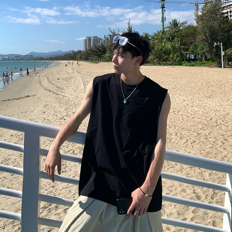 Férfiaknak egyszínű ujjatlan felső, laza szabás, nyár