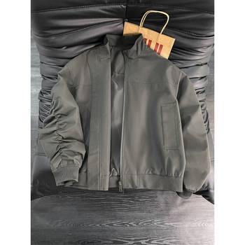 Férfiaknak szóló egyszínű amerikai stílusú edzőkabát (flight jacket), tavasz–ősz, rövid szabású baseball kabát, háromvédelmes védelem a szélre, víz ellen és por ellen