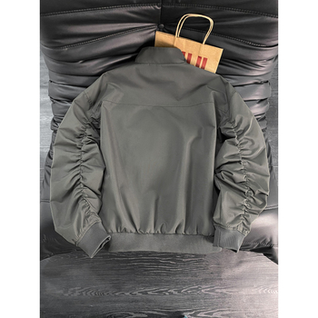 Férfiaknak szóló egyszínű amerikai stílusú edzőkabát (flight jacket), tavasz–ősz, rövid szabású baseball kabát, háromvédelmes védelem a szélre, víz ellen és por ellen