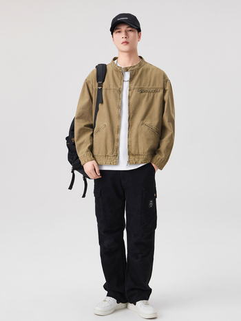 Férfi laza szabású farmerdzseki cipzárral és álló gallérral, tavasz–ősz, városi stílus