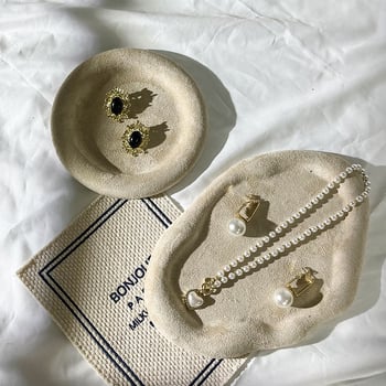 Francuski stil, visokokvalitetni prikaz nakita za prstenje i ogrlice, retro pladanj za naušnice