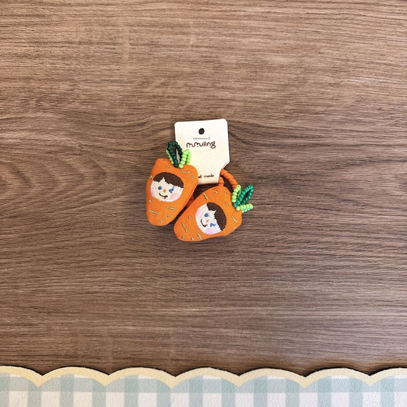 Gumice za kosu od platna sa motivima Mjeseca i Zvijezda, s perlicama, par gumica s motivom mrkve