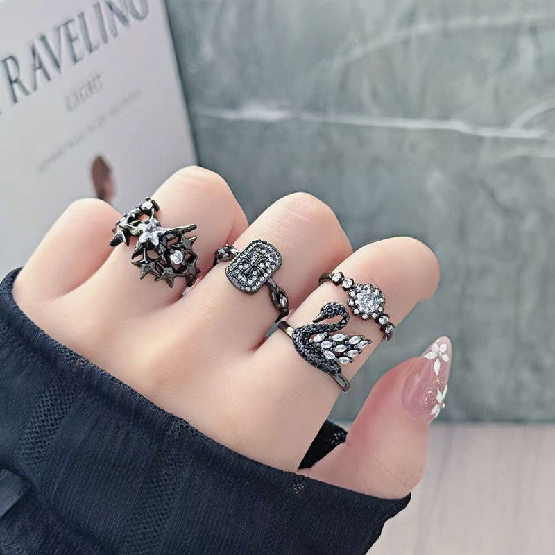 Unisex bakreni prsten s motivima zvijezde i labud, crni završni premaz, stackable dizajn, cirkon