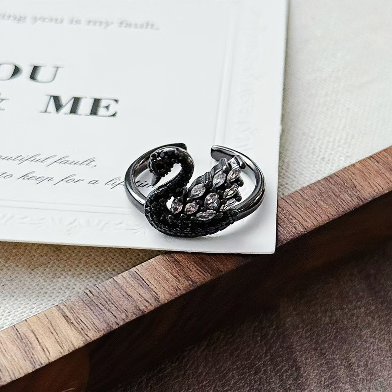 Unisex bakreni prsten s motivima zvijezde i labud, crni završni premaz, stackable dizajn, cirkon