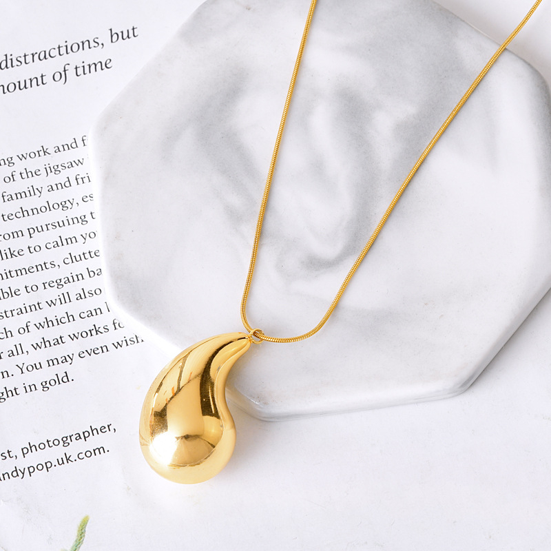 Set nakita: ogrlica s kapljicom vode i naušnicama s lančićem zmijskog tipa od titan čelika za žene – jednostavno, elegantno i moderno.