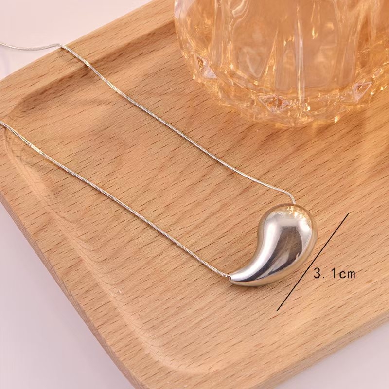Set nakita: ogrlica s kapljicom vode i naušnicama s lančićem zmijskog tipa od titan čelika za žene – jednostavno, elegantno i moderno.