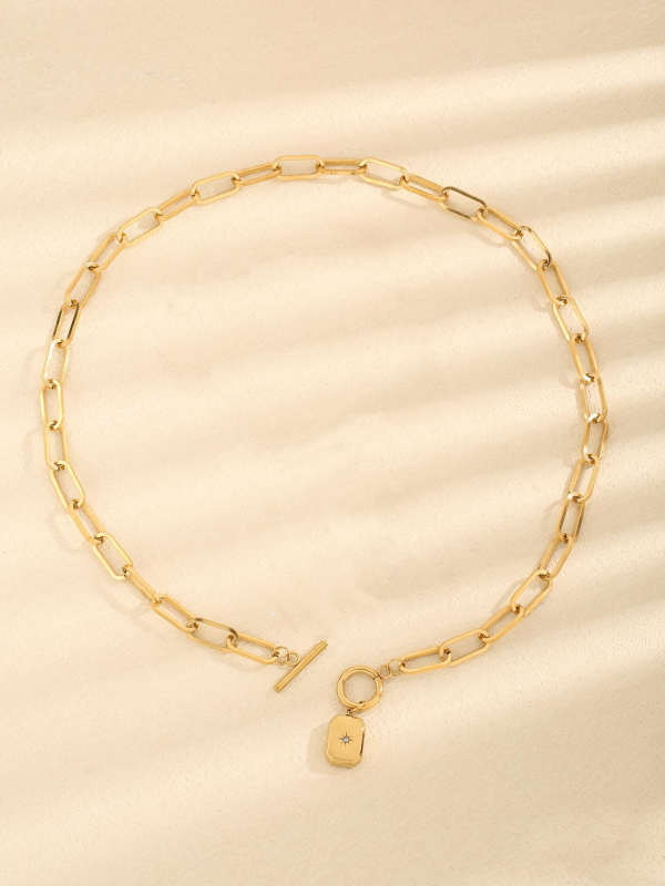 Set nakita od titan čelika: privjesak sa lančićem, narukvica i naušnice; minimalistički dizajn; motivi zvijezda, sunce i mjesec, oblaci, svemir; unisex.