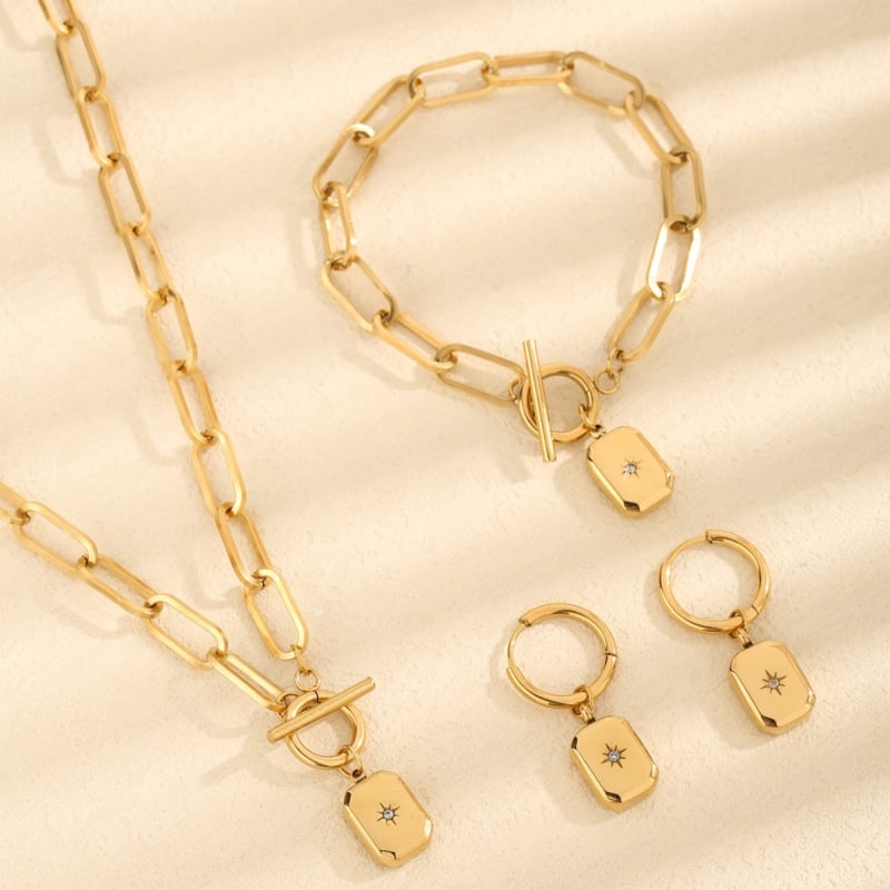 Set nakita od titan čelika: privjesak sa lančićem, narukvica i naušnice; minimalistički dizajn; motivi zvijezda, sunce i mjesec, oblaci, svemir; unisex.