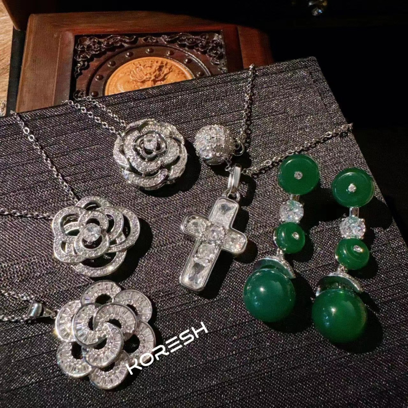 Ogrlica s križem od cirkona, motiv ruže, pozlaćena 18K