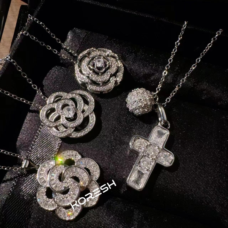 Ogrlica s križem od cirkona, motiv ruže, pozlaćena 18K