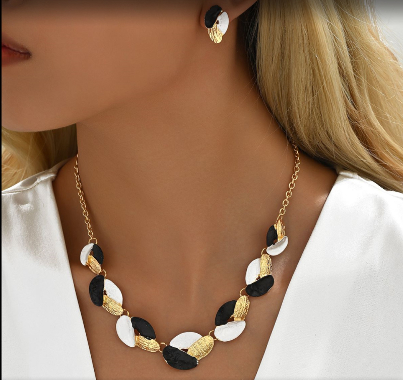 Set nakita: ogrlica i naušnice s motivom lista u tehnici ulja, plažni stil, lagani luksuz