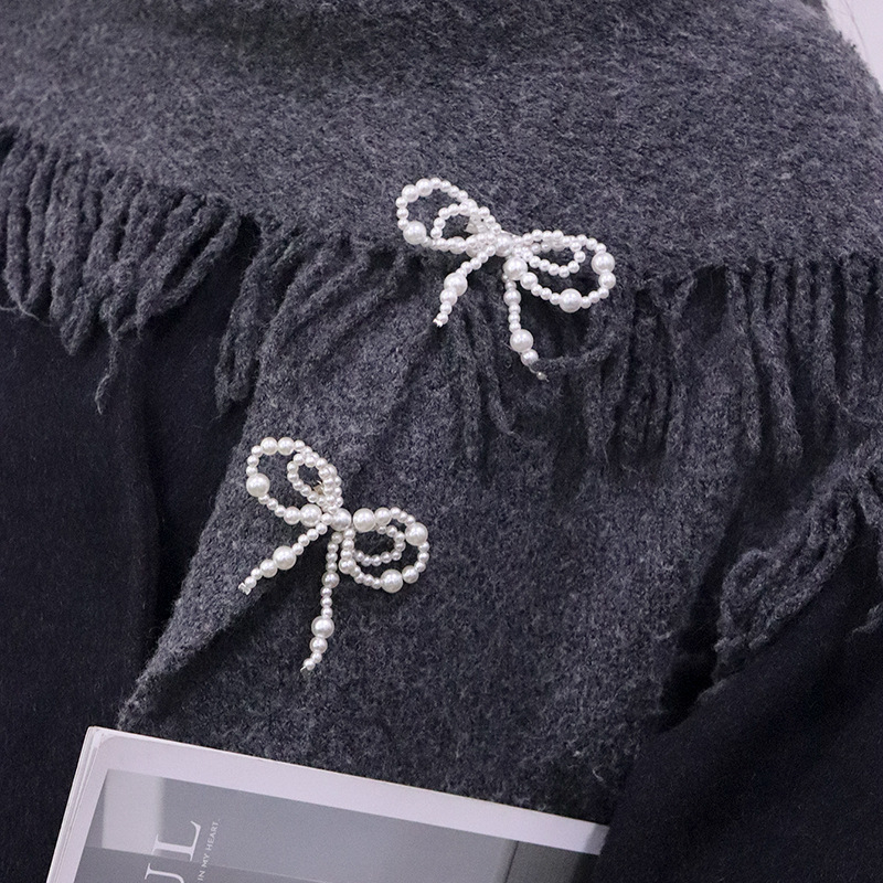 Ženska broš s cvjetnim motivom i kristalima – luksuzni retro stil, modni dodatak
