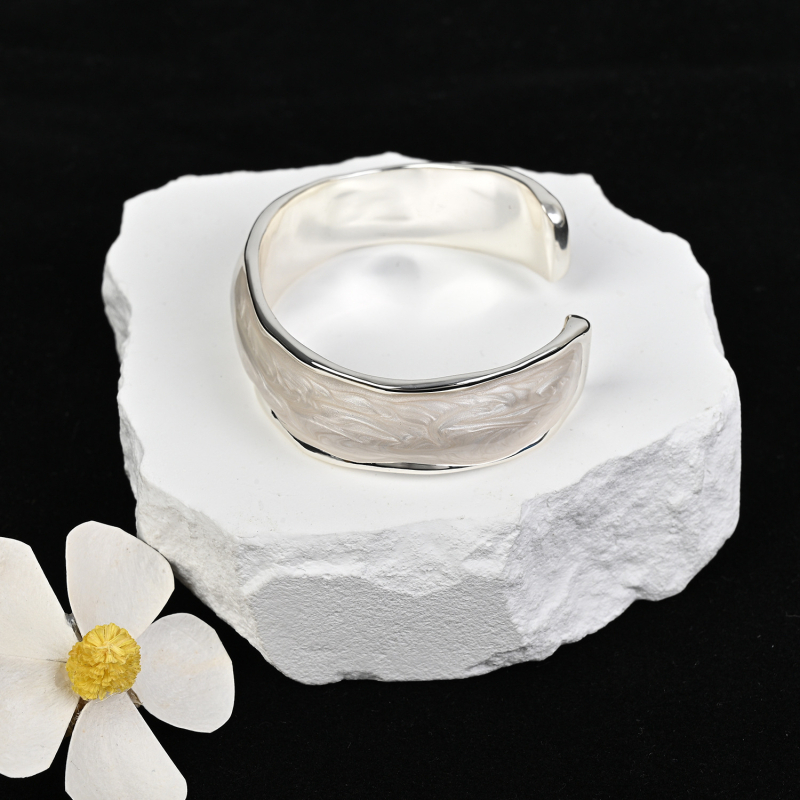 Narukvica s emajlom u boji bisernog sjaja, otvoreni podesivi dizajn, zlatno-bijela, vintage inspiracija, minimalistički i elegantan ženski nakit.