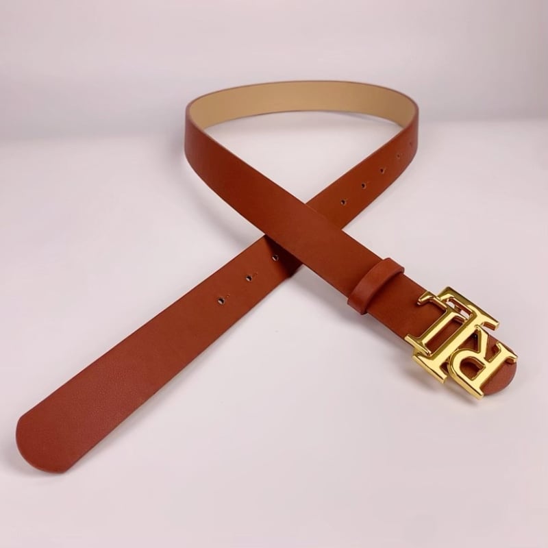 Ženski kaiš s motivom slova – minimalistički, svestran i elegantan uz dozu laganog luksuza