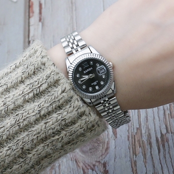 Ženski kvarcni sat s okruglim kućištem, zlatni ton, metalna narukvica i bezel s kristalima — model 8695