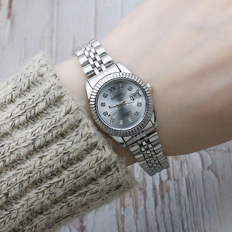 Ženski kvarcni sat s okruglim kućištem, zlatni ton, metalna narukvica i bezel s kristalima — model 8695