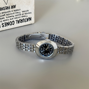 Ženski sat u vintage stilu, s malim zlatnim kućištem, elegantan minimalistički dizajn, metalni remen s rimskim lancem.