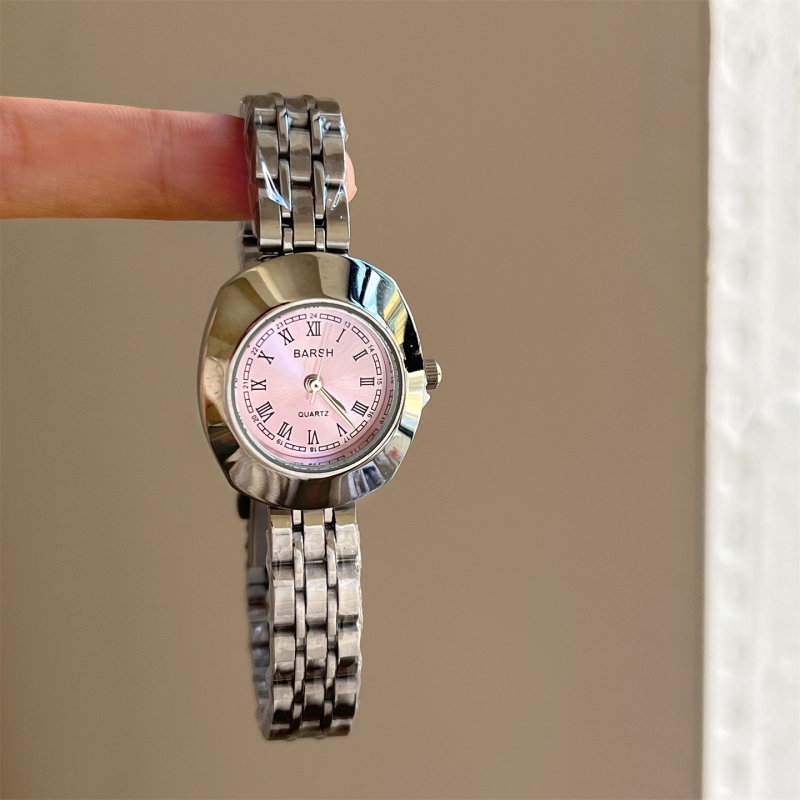 Ženski sat u vintage stilu, s malim zlatnim kućištem, elegantan minimalistički dizajn, metalni remen s rimskim lancem.