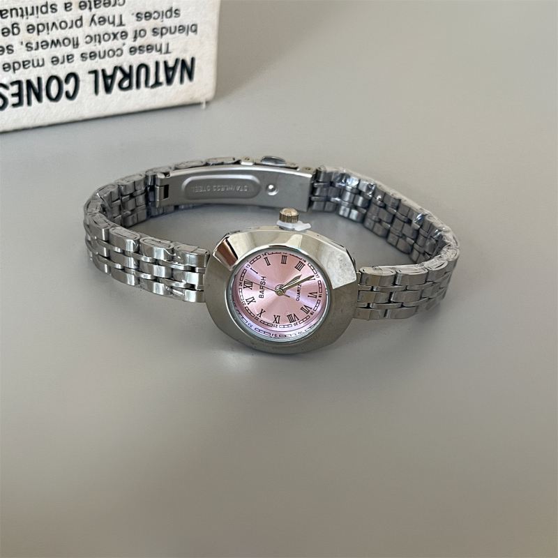 Ženski sat u vintage stilu, s malim zlatnim kućištem, elegantan minimalistički dizajn, metalni remen s rimskim lancem.