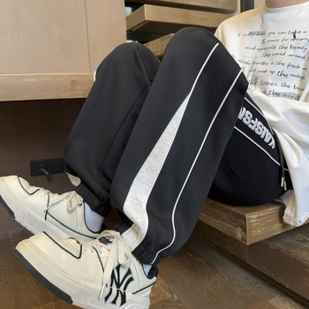 Férfiaknak lazán szabott tavaszi casual jogger nadrág, pamut-poliészter 60/40, csíkos