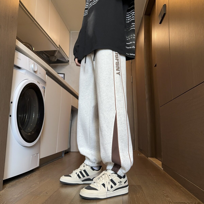 Férfiaknak lazán szabott tavaszi casual jogger nadrág, pamut-poliészter 60/40, csíkos