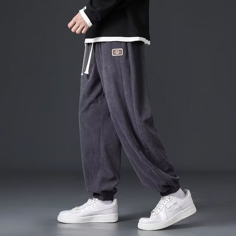Férfi corduroy nadrág, lazán szabott, középmagas derekú, húzózsinóros záródás, mandzsetta a bokánál, téli casual