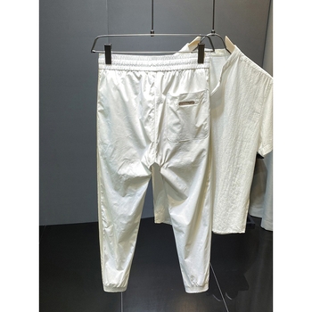 Férfi sportnadrág oldalcsíkkal, ultra vékony ice-silk anyag, húzózsinórral, karcsú szabás, 3/4 hossz, nyárra
