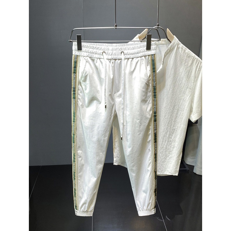 Férfi sportnadrág oldalcsíkkal, ultra vékony ice-silk anyag, húzózsinórral, karcsú szabás, 3/4 hossz, nyárra