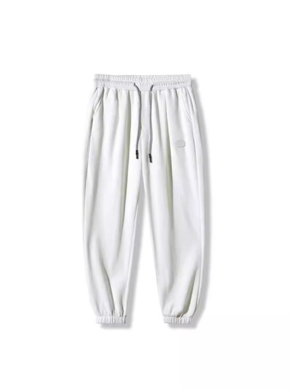 Muške hlače s flecom iznutra i vafl uzorkom, kratka duljina, slobodan kroj, sportski stil.