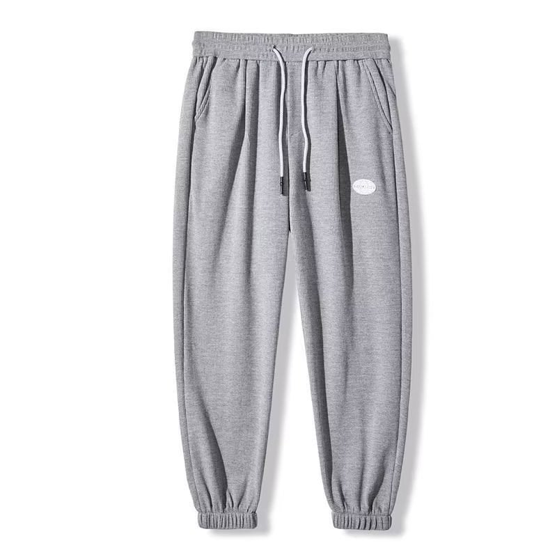 Muške hlače s flecom iznutra i vafl uzorkom, kratka duljina, slobodan kroj, sportski stil.