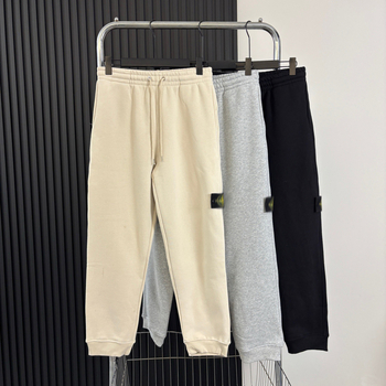 Férfi pamut jogger nadrág fleece-vel bélelt, jelvénnyel, húzózsinóros derék, szűk szabású, bokánál mandzsetta, téli mindennapi viselet