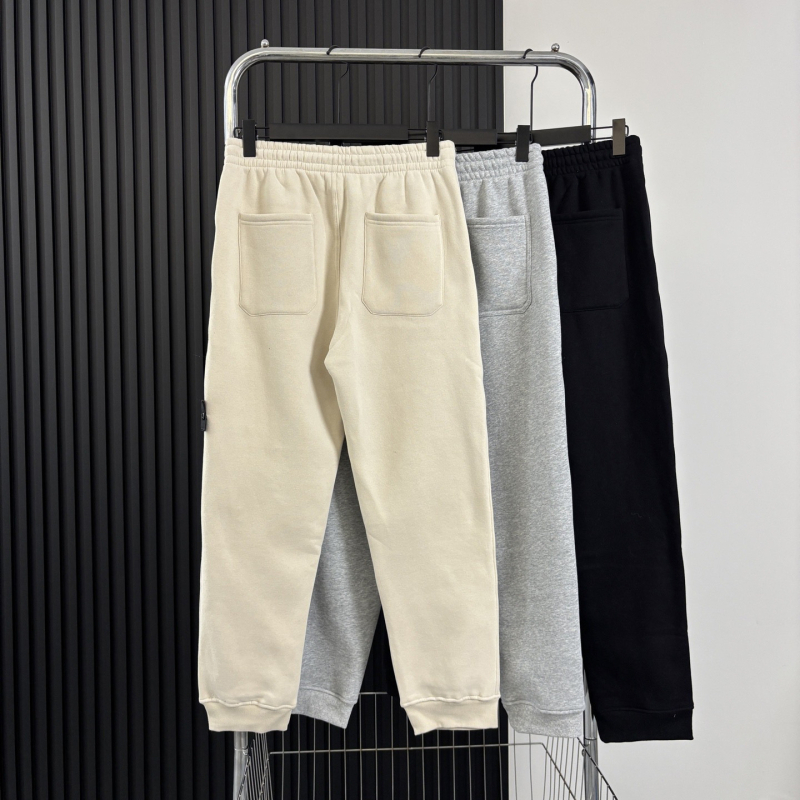 Férfi pamut jogger nadrág fleece-vel bélelt, jelvénnyel, húzózsinóros derék, szűk szabású, bokánál mandzsetta, téli mindennapi viselet