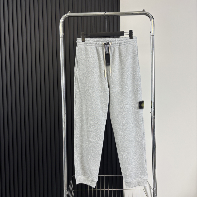 Férfi pamut jogger nadrág fleece-vel bélelt, jelvénnyel, húzózsinóros derék, szűk szabású, bokánál mandzsetta, téli mindennapi viselet