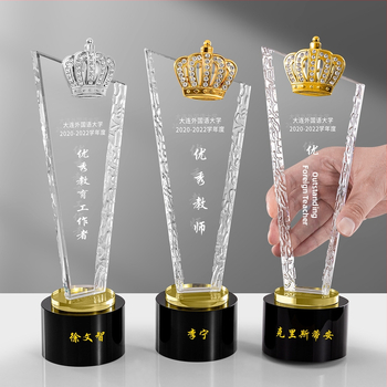 Krištalni stakleni trofej s petokrakom zvijezdom u kruni, zlatnim, srebrnim i bakrenim naglascima – nagrada za izvrsnog zaposlenika