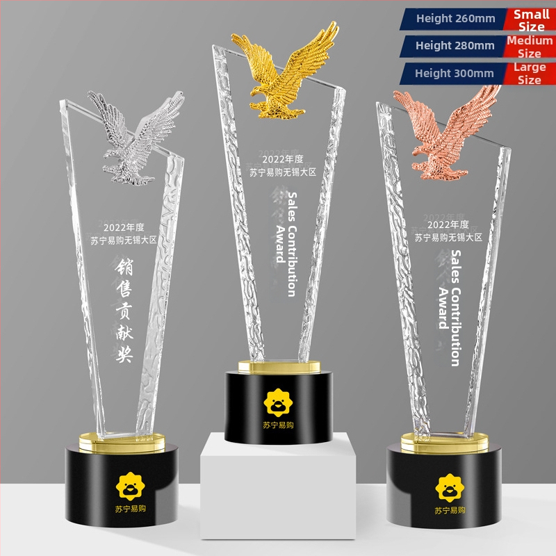 Krištalni stakleni trofej s petokrakom zvijezdom u kruni, zlatnim, srebrnim i bakrenim naglascima – nagrada za izvrsnog zaposlenika