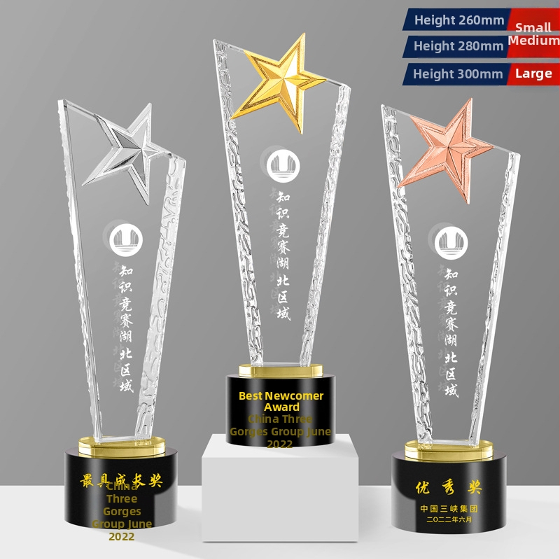 Krištalni stakleni trofej s petokrakom zvijezdom u kruni, zlatnim, srebrnim i bakrenim naglascima – nagrada za izvrsnog zaposlenika