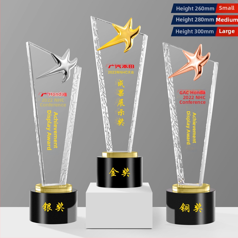 Krištalni stakleni trofej s petokrakom zvijezdom u kruni, zlatnim, srebrnim i bakrenim naglascima – nagrada za izvrsnog zaposlenika
